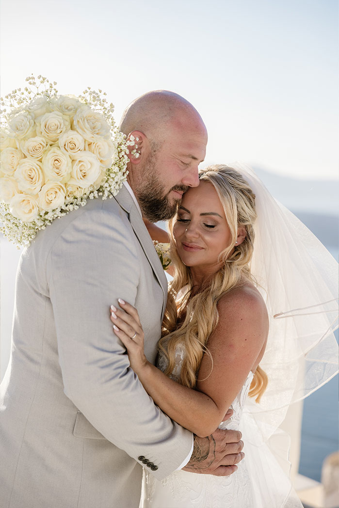 Honeymoon photo tour in Santorini